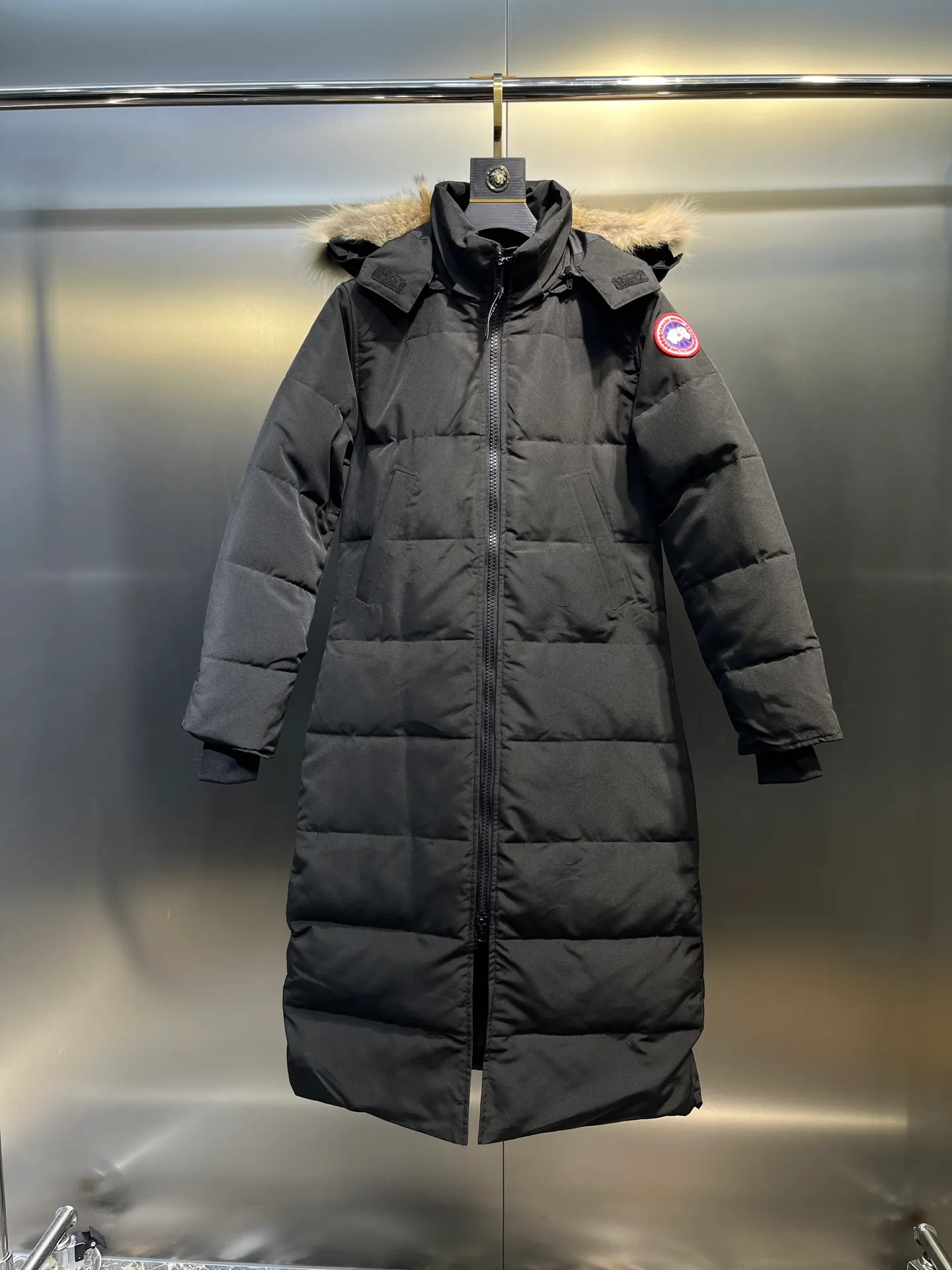 P860 Black) CANADA GOOSE Parka 22 styles ➖ Genuine synchronous anti-counterfeiting chip sensor! ➖ Imported 21-count polyester-cotton blended original fabric [last year’s 16-count/18-count hard fabrics have been completely eliminated, this year all use 21-count genuine synchronous fabrics, the soft mid-strap feels delicate and textured], genuine synchronous Feather-Light 10D waterproof coating fabric, made of 84.5 polyester fiber and 15.5 cotton, 100% the best feel in the entire network! ➖ The genuine official website is synchronized with the national standard 80 white duck down, you can check the official website customer service, there will never be a series of misleading claims such as 90 down or goose down! ➖ Using the best nylon lining with double double-layer sealing design, velvet-proof No. 7 needle + grid-filled down ready-made garments, there is 100% no so-called velvet running! ➖ The cuffs are designed with thickened seamless threads, and the collar and pockets are lined with top-quality polar fleece to keep you warm and comfortable! ➖ Yoshida YKK provides original custom-made electroplated sliders. YKK two-way lockable zippers are tight and smooth and will not peel off paint! ➖ 3M composite guarantees that the Velcro is the same as the original, durable, and all accessories and hardware are custom-made! ➖ Imported BEHRINGER embroidery machine to customize the 10,000-needle embroidery logo, 98% of which can be reproduced to restore the original logo. You can check and compare on the official website! ➖ The fur collars are all made of large pieces of Western Canadian blue wolf hide, ensuring that each fur collar is 13-15cm wide! size：xs-xl